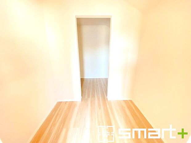 〜本格的な広さのウォークイン〜 ・しっかりとした広さのウォークインクローゼットを設けた仕様。 ・よくある小さめのウォークインは実際には収納力弱めですが、これだけ大きいと十分な収納力です。 