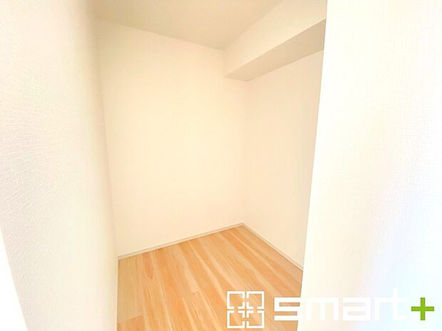 ~憧れのウォークインクローゼット~ ・居室にウォークインを設ける事で季節ものや趣味の用具などもスッキリと収納可能です。 ・ぜひ現地でその便利さをご体感くださいませ。