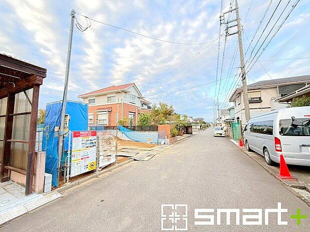 〜十分な広さのある前面道路〜 ・前面道路は約6ｍございますので、お車でのすれ違いも楽々で余計なストレスがかかりません。 ・日々お車での移動が多い方には大切なポイントですね。 