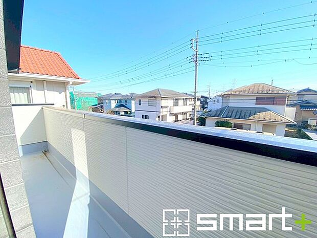 〜洗濯物も干しやすいバルコニー〜 ・バルコニーには物干し竿受けが標準装備されております。 ・テラス屋根等のオプションもお気軽にご相談くださいませ。 