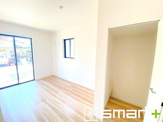 ~収納豊富な洋室~ ・各居室に備え付けの収納をご用意。タンスなどを置く場合と比べ出っ張らないので部屋の中を有効のご活用いただけます。 ・収納の広さなどぜひ現地でご確認くださいませ。