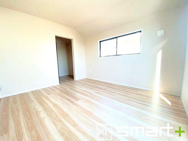 ~ウォークインクローゼットのあるお部屋~ ・人気のウォークインクローゼットをご用意。季節物や趣味の道具などもスッキリと収納が可能です。 ・最近流行りの収納術などもぜひご活用くださいませ。