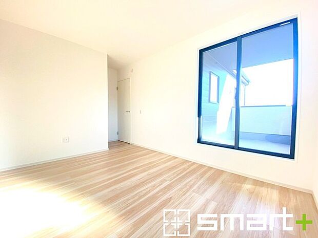 〜自然な風合いの洋室〜 ・ナチュラルな色彩で纏められた洋室は家具のコーディネートもしやすくなっております。 ・どんな家具にするか考えるだけでも楽しくなってきますね。 