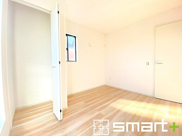 ~オプション施行もお任せください~ ・フローリングの変色など劣化を軽減し、水をこぼした場合などにも防いでくれるフロアコーテイングが人気となっております。 ・オプション施行もお任せください。