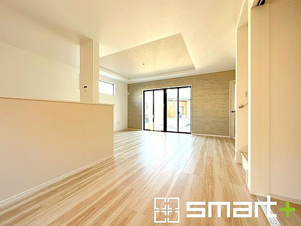 ~穏やかな陽の入るLDK~ ・大きな窓のあるLDKは陽当りも良好で明るい空間となっております。 ・ご家族団らんなど過ごす時間の多いLDKが明るいのは嬉しいポイントですね。