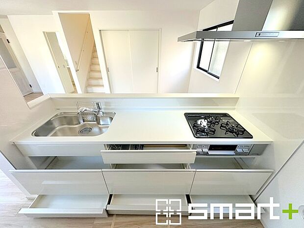 ~人気のカウンターキッチン~ ・キッチンは人気のカウンタータイプを採用。「ご家族の顔が見える」造りです。 ・蛇口に浄水器が内蔵されているなど機能面でも優れた仕様です。