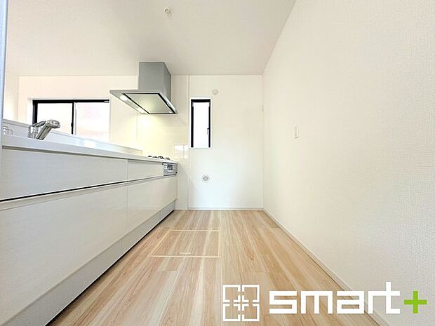 ~使い勝手の良いシステムキッチン~ ・料理がしやすい設計のキッチンでお料理もはかどりますね。 ・もちろんキッチン下部は収納になっておりますので、フライパンなども収納可能です。