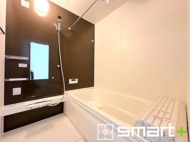 ~浴室乾燥機付きの浴室~ ・浴室には乾燥機が付いているので雨の日でも洗濯物を干すことが可能です。 ・水はけの良い床材など機能面も充実。マイクロバルなどオプションもご相談くださいませ。