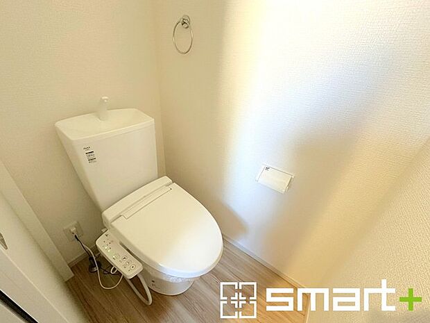 ~やはり便利なタンク式トイレ~ ・最近はタンクレストイレもございますが、タンク式の場合は停電時もお水を流すことが可能。 ・故障時なども比較的費用が安くなるなど、メリットが多くなります。