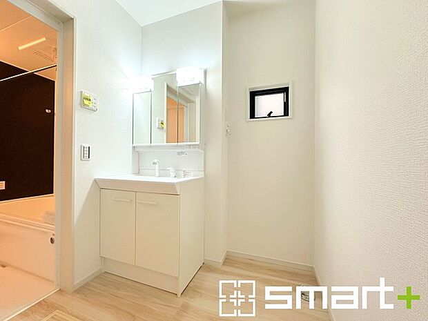 ~シャワー付き洗面台を採用~ ・洗面台の蛇口がホースで伸びシャワーとしてご利用可能。 ・朝の寝ぐせ直しなどにシャワーを使いたい時、洗面台の掃除をする際にも便利にお使いいただけますよ。