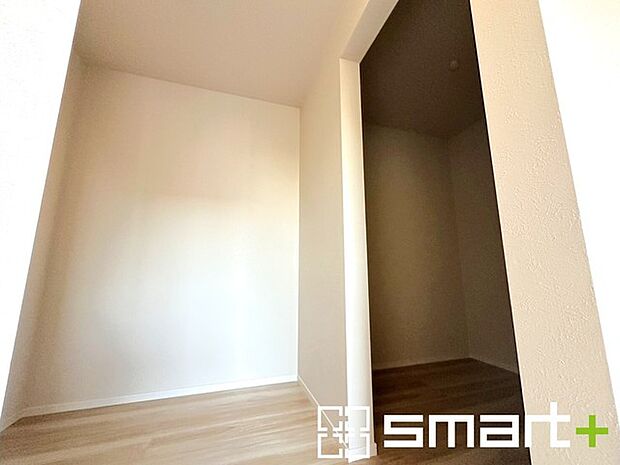 ~本格的な広さのウォークイン~ ・しっかりとした広さのウォークインクローゼットを設けた仕様。 ・よくある小さめのウォークインは実際には収納力弱めですが、これだけ大きいと十分な収納力です。