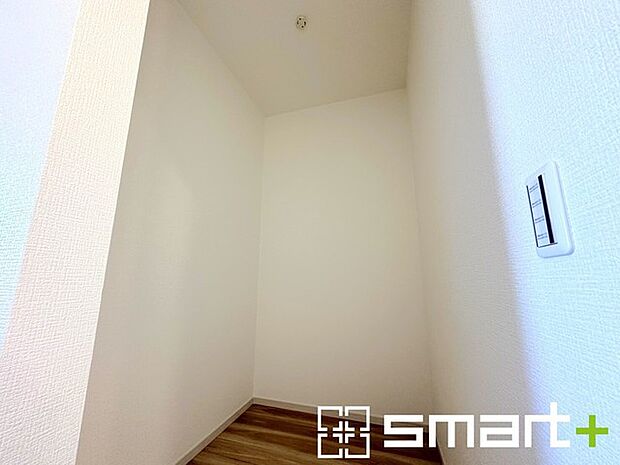 ~憧れのウォークインクローゼット~ ・居室にウォークインを設ける事で季節ものや趣味の用具などもスッキリと収納可能です。 ・ぜひ現地でその便利さをご体感くださいませ。