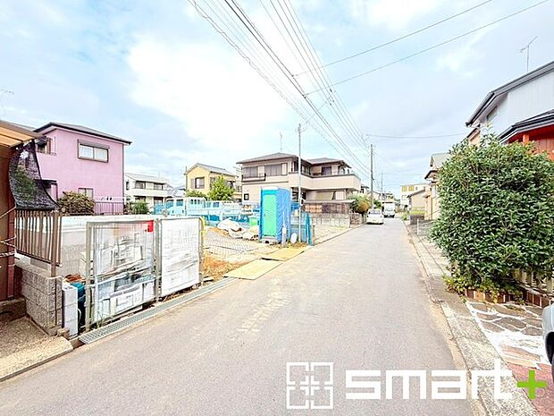 〜十分な広さのある前面道路〜 ・前面道路は約4.5ｍございますので、お車でのすれ違いも可能で余計なストレスがかかりません。 ・日々お車での移動が多い方には大切なポイントですね。 