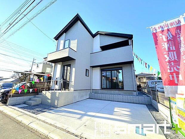 ~閑静な住宅街の立地~ ・周辺は閑静な住宅街となっておりますので、静かな暮らしをご実現いただけます。 ・前面道路の交通量も多くないので、小さなお子様がいるご家庭でもご安心ですね。