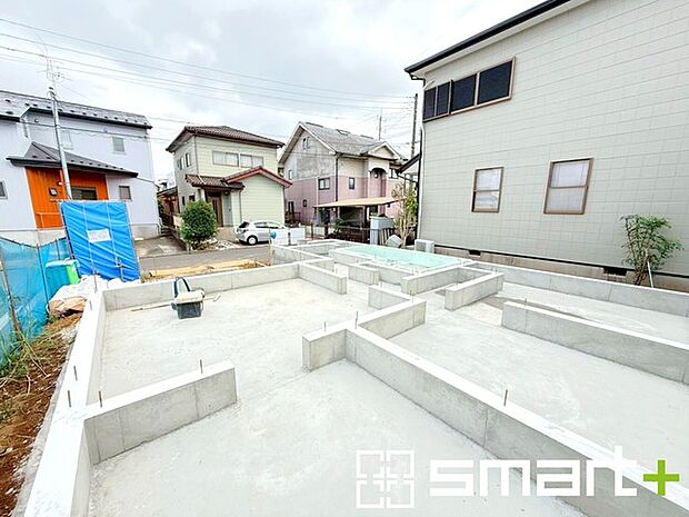 〜ベタ基礎でしっかりとした土台〜 ・コンクリートの中に鉄筋を配し強度を高めた「ベタ基礎」を採用。 ・しっかりとした土台を造ったうえで、その上に建物が築造されていきます。 