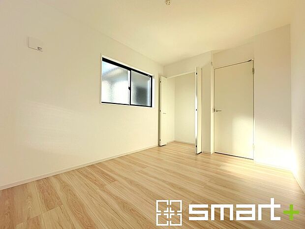 〜収納豊富な洋室〜 ・各居室に備え付けの収納をご用意。タンスなどを置く場合と比べ出っ張らないので部屋の中を有効のご活用いただけます。 ・収納の広さなどぜひ現地でご確認くださいませ。 