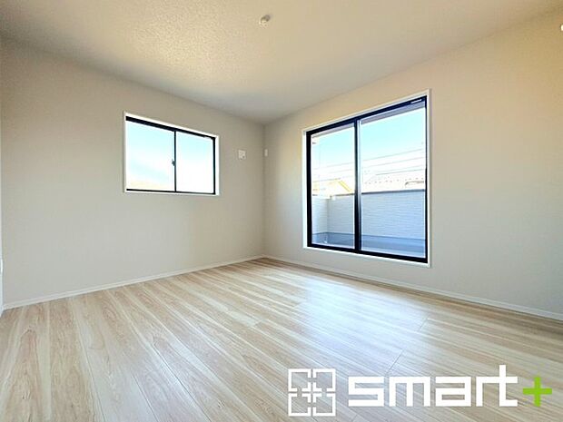 〜2面採光の明るいお部屋〜 ・洋室は2面採光とする事で穏やかな陽の入る明るい空間となっております。 ・くつろぎのプライベート時間を明るい空間で穏やかにお過ごしいただけます。 