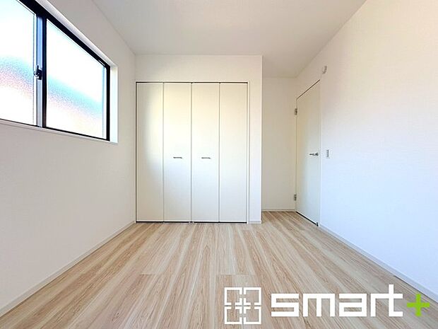 ~自然な風合いの洋室~ ・ナチュラルな色彩で纏められた洋室は家具のコーディネートもしやすくなっております。 ・どんな家具にするか考えるだけでも楽しくなってきますね。