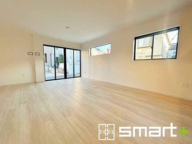 ~日当り良好のLDK~ ・たくさんの窓からたっぷりの陽光が差し込む明るいリビングで寛ぎのひと時を。 ・柔らかみのあるナチュラルカラーで、家具やカーテンの色も選びやすいです。