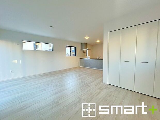 ~間仕切対応で居室に~ ・リビングには間仕切対応で居室としてもお使いいただけるスペースがございます。 ・収納付きなので寝室はもちろん、キッズスペースなどにも便利ですね。