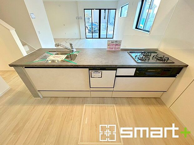 ~食器洗浄機を標準装備~ ・キッチンにはビルトインタイプの食器洗浄機を標準装備。 ・家事にかける時間を削減でき、「自分時間」を増やすことができる嬉しいアイテムです。