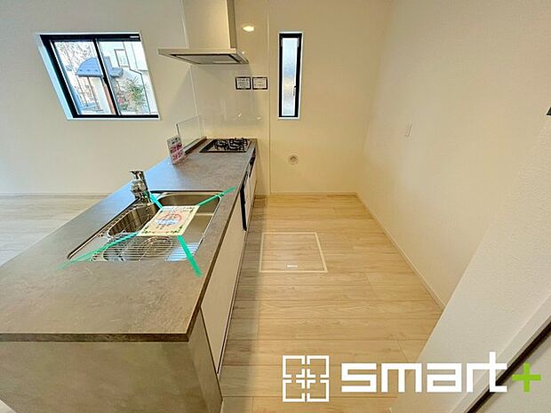 〜人気のカウンターキッチン〜 ・キッチンには余計な柱が無いので、リビングが見渡せ開放感のある造りとなっております。 ・蛇口には浄水器が内蔵されるなど機能面でも優れたキッチンです。 