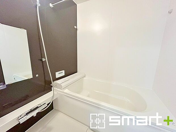 ~暖房乾燥機付きの浴室~ ・ヒートショック対策にもなる浴室暖房を標準装備。冬場でも暖かくしてからご入浴が可能です。 ・もちろん乾燥機も付いておりますので、雨の日でも洗濯物を干せますよ。