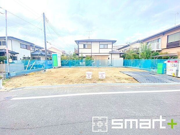 〜十分な広さのある前面道路〜 ・前面道路は約6mございますので、お車でのすれ違いも楽々で余計なストレスがかかりません。 ・日々お車での移動が多い方には大切なポイントですね。