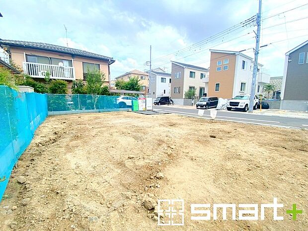 〜ベタ基礎でしっかりとした土台〜 ・コンクリートの中に鉄筋を配し強度を高めた「ベタ基礎」を採用。 ・しっかりとした土台を造ったうえで、その上に建物が築造されていきます。