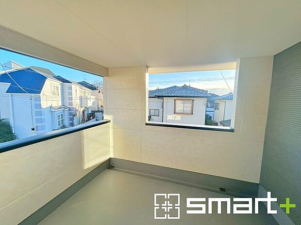 〜屋根付きのバルコニー〜 ・バルコニーは屋根付きなので急な雨でも安心です。 ・奥行きもあるので洗濯物が干しやすいのも嬉しいポイントですね。 