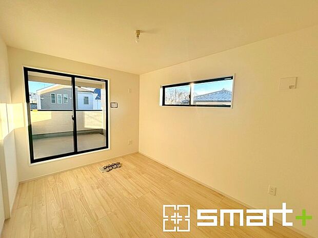 ~明るく暖かな光が差し込む洋室~ ・大きな窓からたっぷりの光が舞い込み、お部屋全体を優しく包み込んでくれます。 ・大容量の収納スペースで整理整頓しやすく、生活空間が広がりますね。