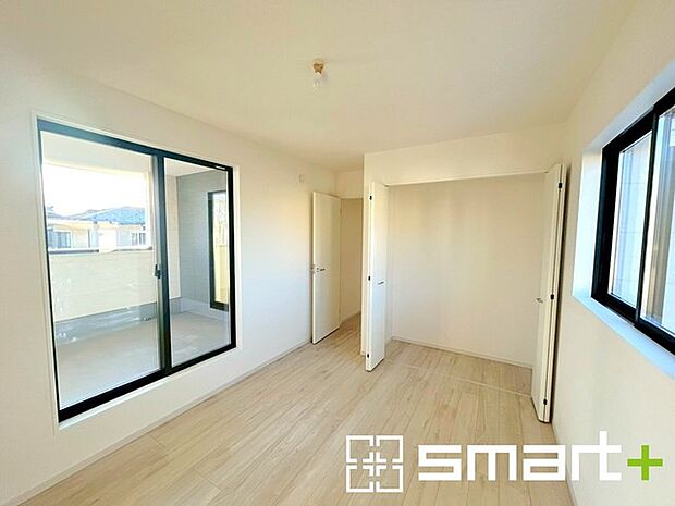 〜2面採光の明るいお部屋〜 ・洋室は2面採光とする事で穏やかな陽の入る明るい空間となっております。 ・くつろぎのプライベート時間を明るい空間で穏やかにお過ごしいただけます。 