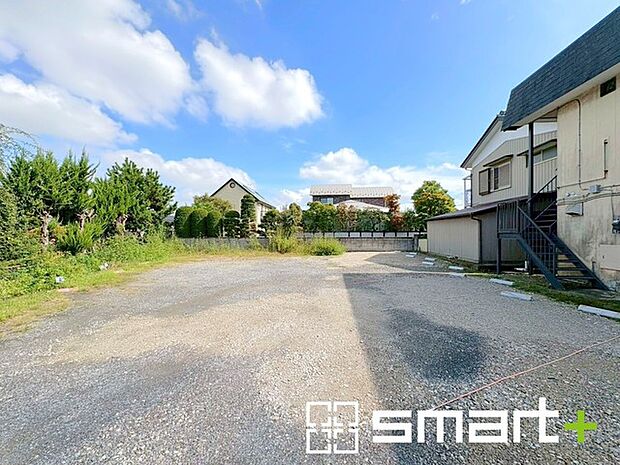 ~閑静な住宅街の立地~ ・周辺は閑静な住宅街となっておりますので、静かな暮らしをご実現いただけます。 ・前面道路の交通量も多くないので、小さなお子様がいるご家庭でもご安心ですね。