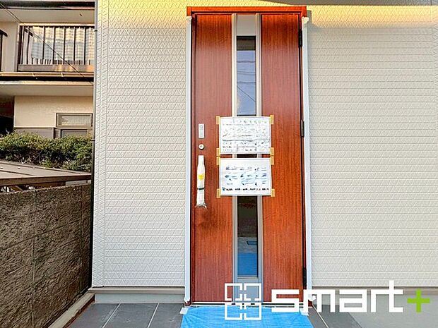 〜お住まいの顔「玄関」〜 ・玄関ドアの上にはもちろん軒がございますので、雨の日でも濡れずに鍵の開閉が可能です。 ・鍵は防犯性に優れたディンプルキーを採用。  