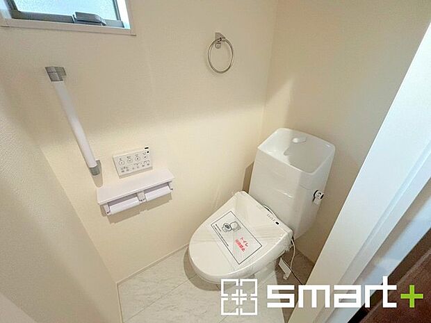 〜やはり便利なタンク式トイレ〜 ・最近はタンクレストイレもございますが、タンク式の場合は停電時もお水を流すことが可能。 ・故障時なども比較的費用が安くなるなど、メリットが多くなります。 