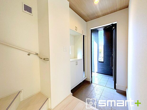 〜十分な容量のシューズボックス〜 ・備え付けのシューズボックスは充分な容量を確保。 ・より大型のものへのご変更などご希望の方もお気軽にご相談くださいませ。 