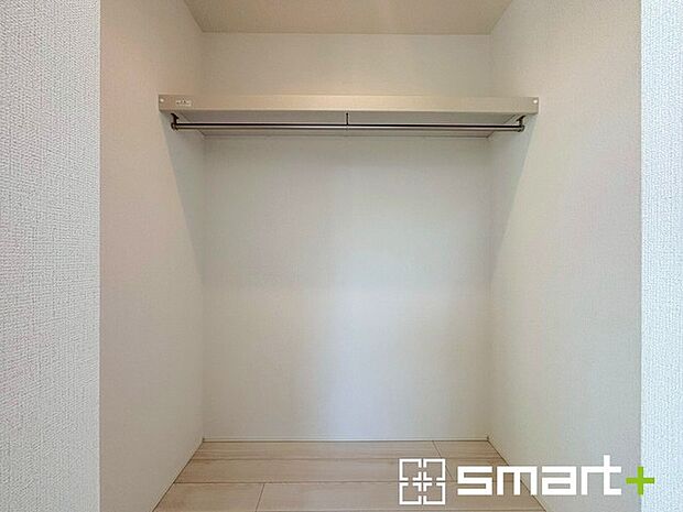 〜憧れのウォークインクローゼット〜 ・居室にウォークインを設ける事で季節ものや趣味の用具などもスッキリと収納可能です。 ・ぜひ現地でその便利さをご体感くださいませ。 