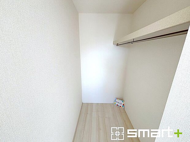 〜本格的な広さのウォークイン〜 ・しっかりとした広さのウォークインクローゼットを設けた仕様。 ・よくある小さめのウォークインは実際には収納力弱めですが、これだけ大きいと十分な収納力です。 