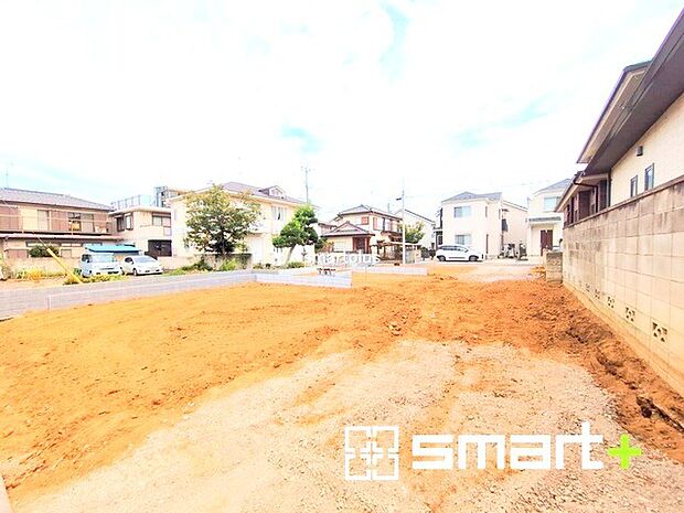〜閑静な住宅街の立地〜 ・周辺は閑静な住宅街となっておりますので、静かな暮らしをご実現いただけます。 ・前面道路の交通量も多くないので、小さなお子様がいるご家庭でもご安心ですね。