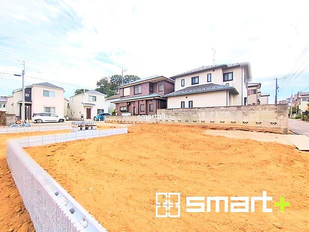 〜ベタ基礎でしっかりとした土台〜 ・コンクリートの中に鉄筋を配し強度を高めた「ベタ基礎」を採用。 ・しっかりとした土台を造ったうえで、その上に建物が築造されていきます。