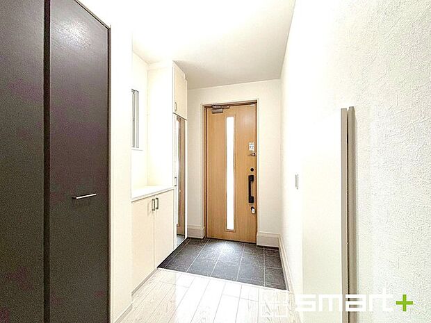 〜穏やかな陽が入る玄関〜 ・玄関ドアにガラス部分を設ける事で穏やかな陽の入る玄関になります。 ・備え付けのシューズボックスはミラー付なのでお出かけ前のチェックに大活躍。 