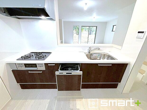 〜食器洗浄機を標準装備〜 ・キッチンにはビルトインタイプの食器洗浄機を標準装備。 ・家事にかける時間を削減でき、「自分時間」を増やすことができる嬉しいアイテムです。 