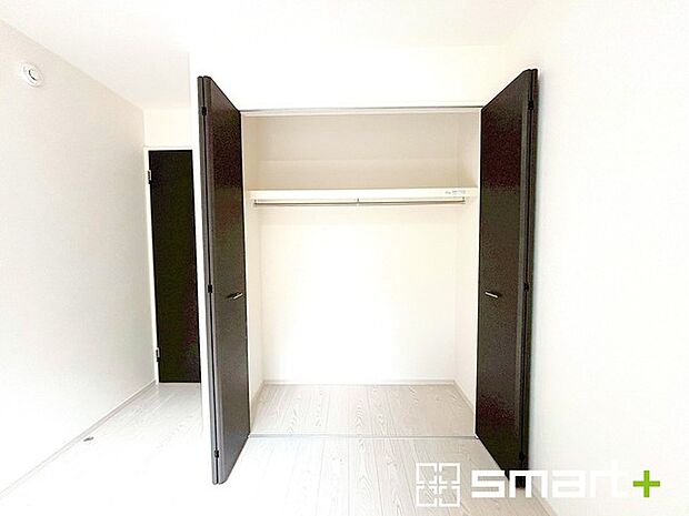 〜明るい洋室〜 ・2面採光の明るい洋室は、お子様のお部屋にもぴったりです。 ・たっぷりの収納スペースで整理整頓しやすく、生活空間が広がりますね。 