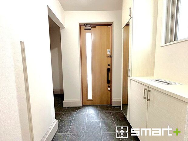 〜シューズインクロークのある玄関〜 ・玄関横にシューズインクロークをご用意。 ・追加の靴置きとしてはもちろん、スキー・ゴルフなど趣味の用具の置場としてもご利用いただけます。