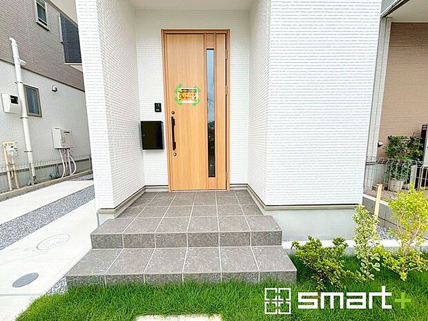 〜穏やかな陽が入る玄関〜 ・玄関ドアにガラス部分を設ける事で穏やかな陽の入る玄関になります。 ・備え付けのシューズボックスはミラー付なのでお出かけ前のチェックに大活躍。