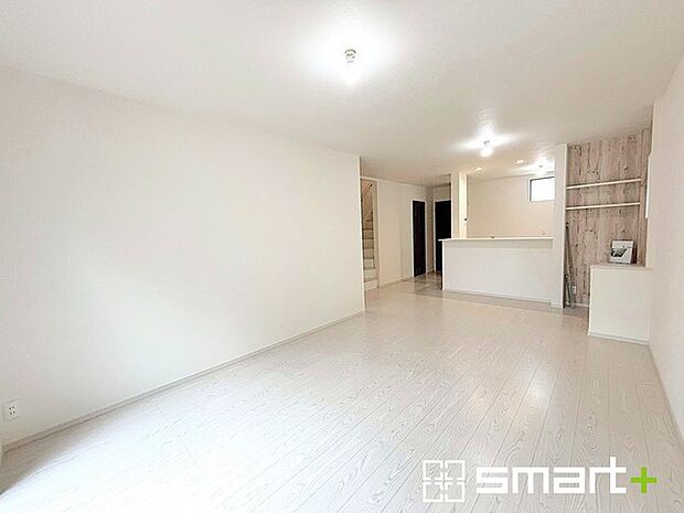 〜穏やかな陽の入るLDK〜 ・穏やかな陽だまりに包まれる居心地の良いLDKは、ご家族が自然と集まる憩いのスペースに。 ・料理と洗濯、片付けなど並行して家事を進める時に便利な回遊動線。