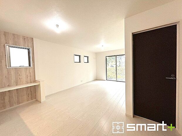 〜日当り良好のLDK〜 ・たくさんの窓からたっぷりの陽光が差し込む明るいリビングで寛ぎのひと時を。 ・柔らかみのあるナチュラルカラーで、家具やカーテンの色も選びやすいです。