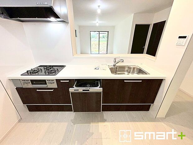 〜食器洗浄機を標準装備〜 ・キッチンにはビルトインタイプの食器洗浄機を標準装備。 ・家事にかける時間を削減でき、「自分時間」を増やすことができる嬉しいアイテムです。 