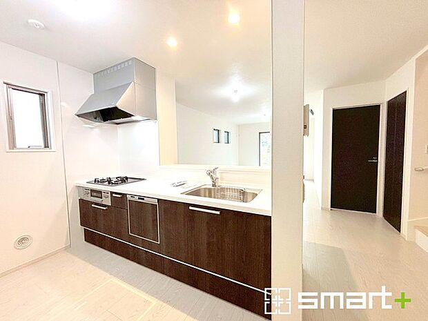 〜人気のカウンターキッチン〜 ・キッチンは人気のカウンタータイプを採用。「ご家族の顔が見える」造りです。 ・蛇口に浄水器が内蔵されているなど機能面でも優れた仕様です。