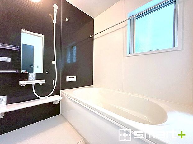 〜浴室乾燥機付きの浴室〜 ・浴室には乾燥機が付いているので雨の日でも洗濯物を干すことが可能です。 ・水はけの良い床材など機能面も充実。マイクロバルなどオプションもご相談くださいませ。 